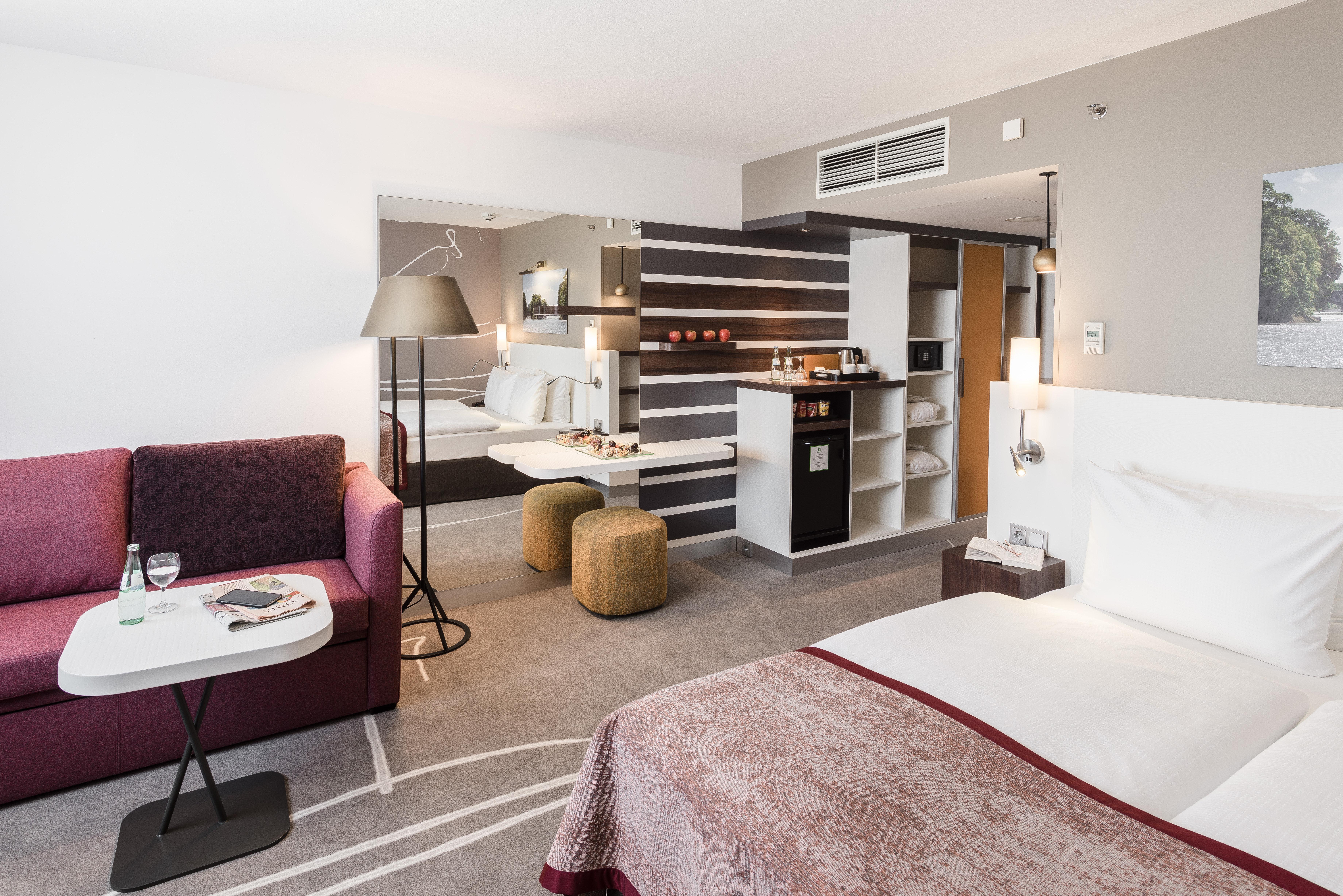 - Centre Hotel